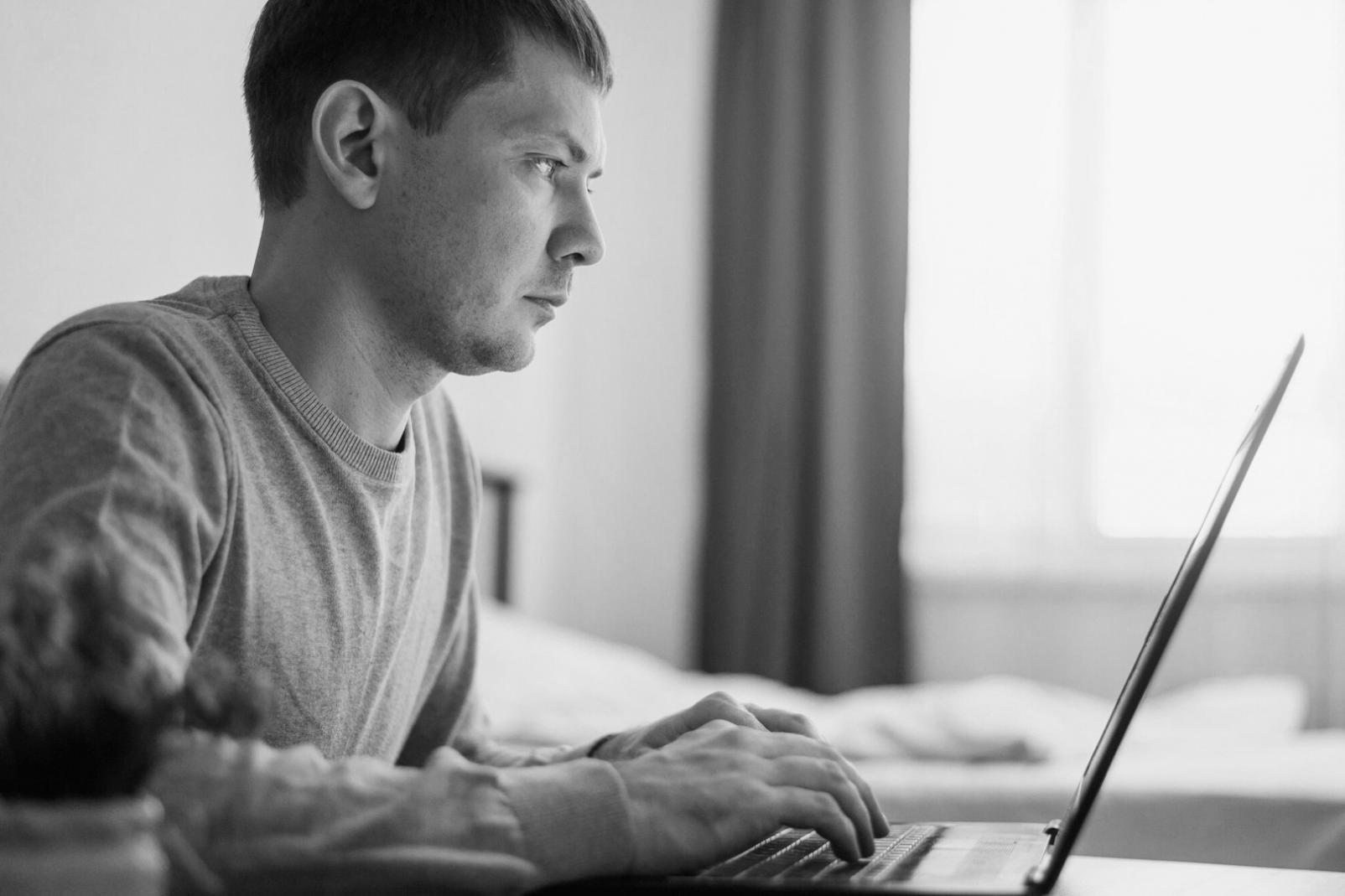 Persoană studiind concepte financiare