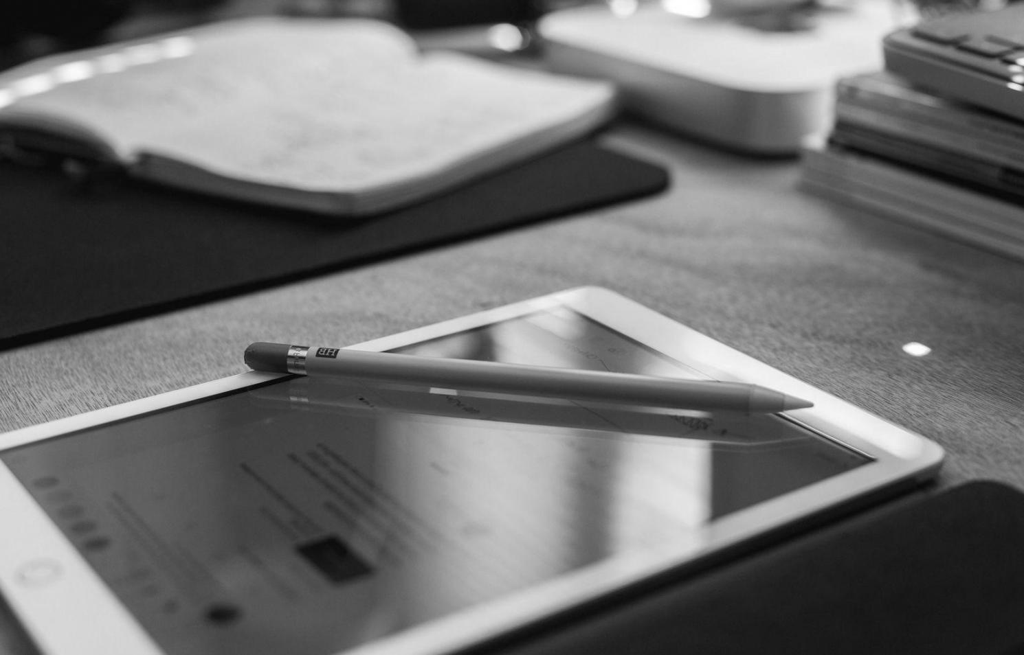Student parcurgând materiale financiare